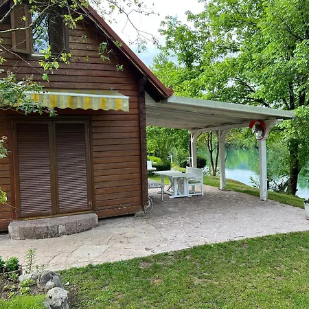 Drveni Sa Natkrivenom Terasom